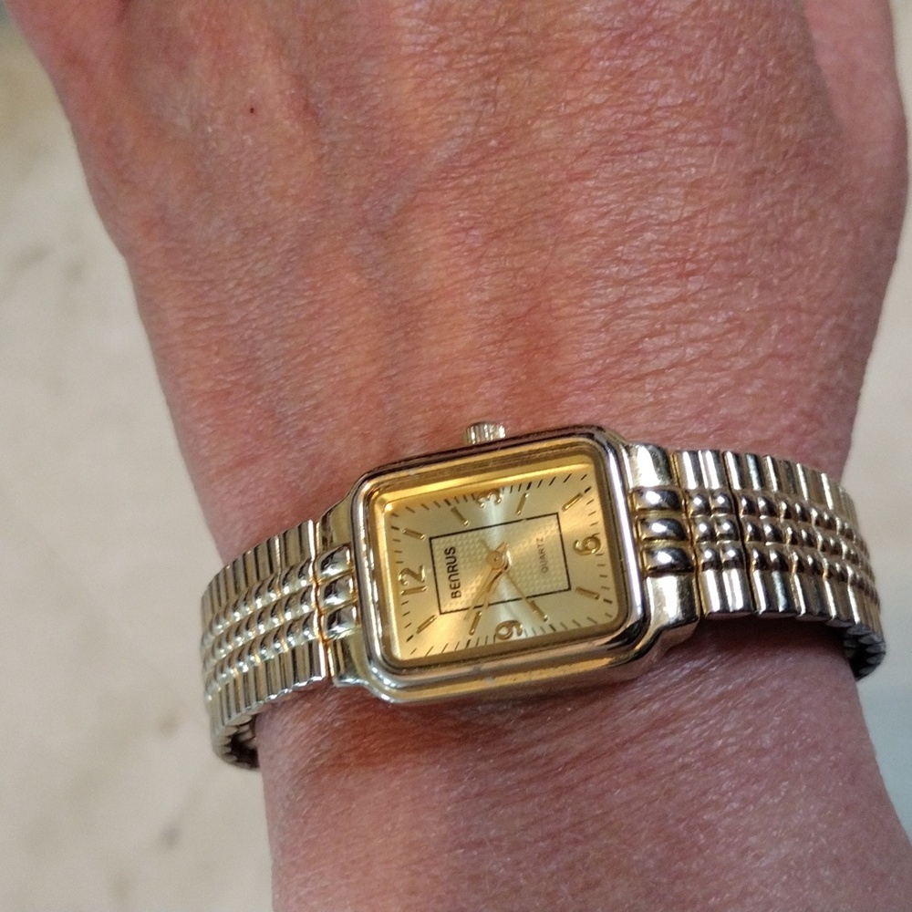 Benrus gold face stretch fit watch. - Picture 1 of 7
